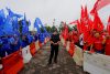 A police stands guard between supporters of The National Front coalition, Barisan Nasional, and The Alliance Of Hope, Pakatan Harapan, outside a nomination centre on nomination day in Bera, Pahang, Malaysia, 5 November 2022 (Photo: Reuters/Lai Seng Sin).